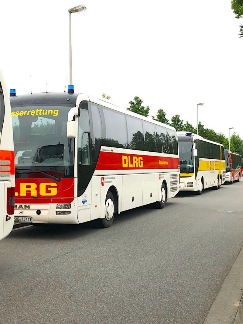 Die Busse des Niedersächsischen Katastrophenschutzes und der Feuerwehr Bremen im Bereitstellungsraum in Delmenhorst
Bildquelle: DLRG Ortsgruppe Nienburg/W. e.V.
